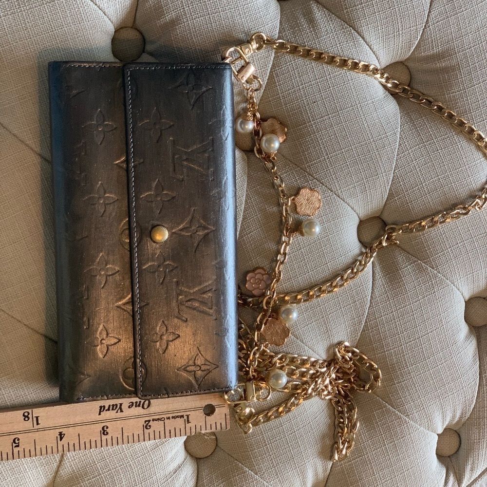 LOUIS VUITTON MONOGRAM METALLIC GREY VERNIS READE WALLET ON A CHAIN
